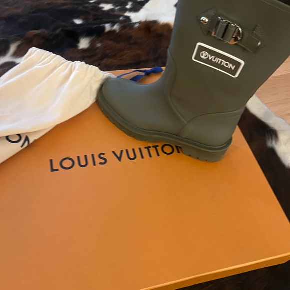 Louis Vuitton mid calf rain boot
Rubber trim Includes dust bag-no box - Picture 3 of 3